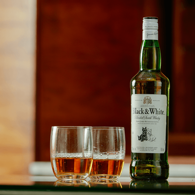 Whisky Black & White 750ml TheBar Panamá